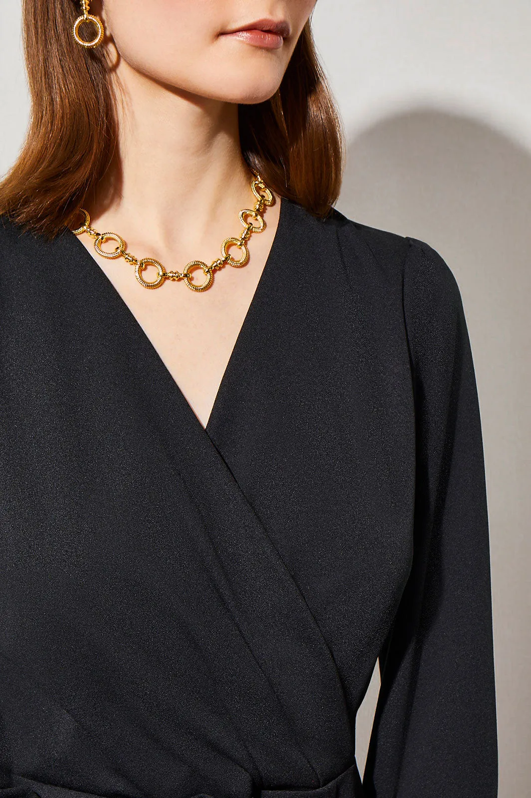 Gold Ribbed Circle Link Short Necklace