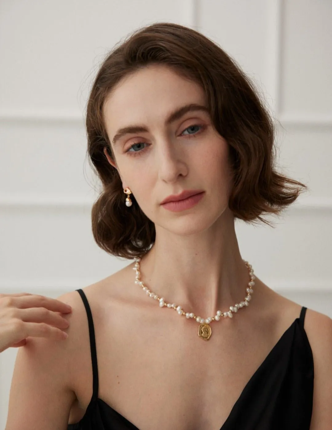 Natural Pearl Queen Engraved Pendants Necklaces